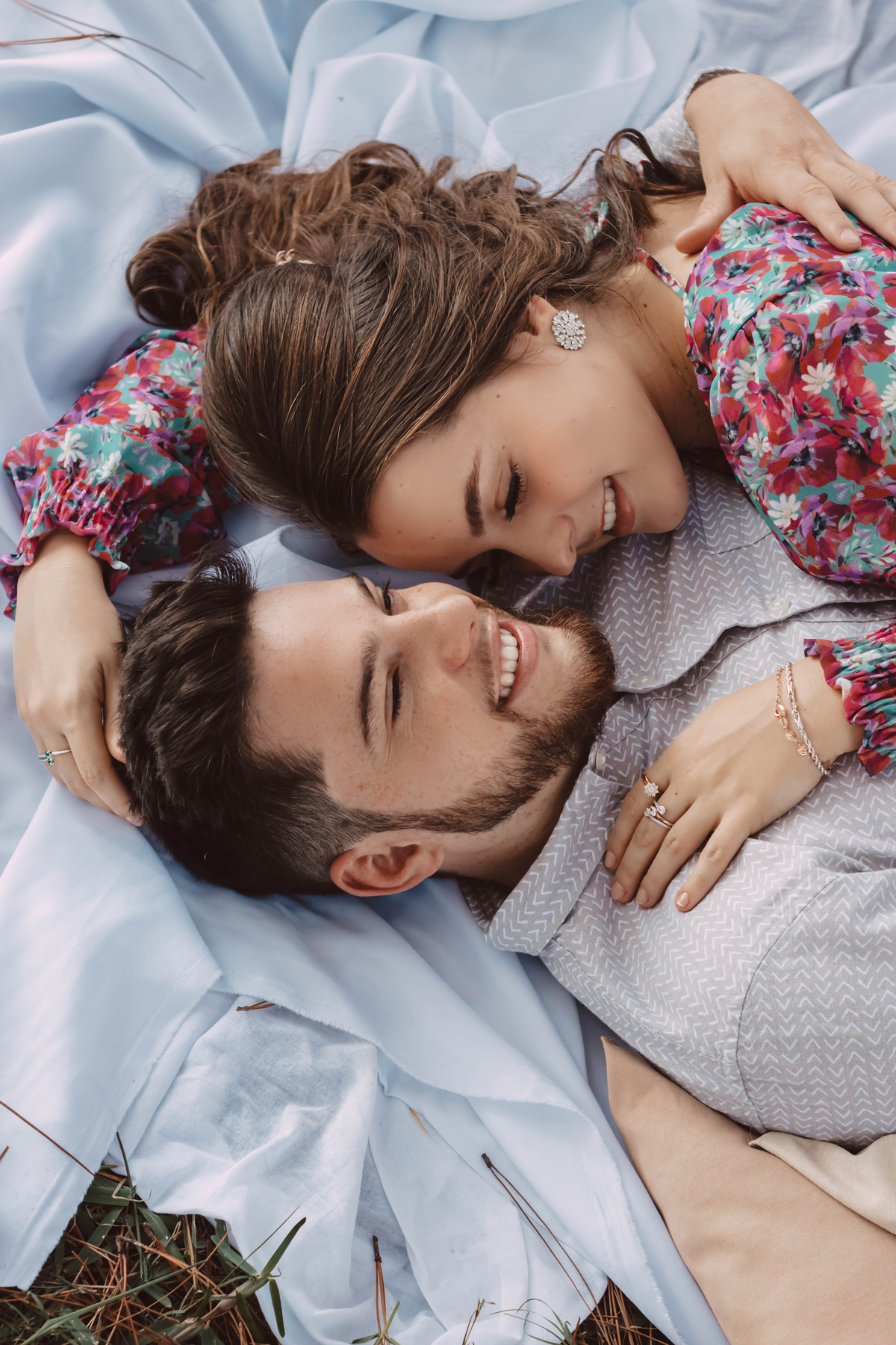 Ensaio de casal feito na natureza