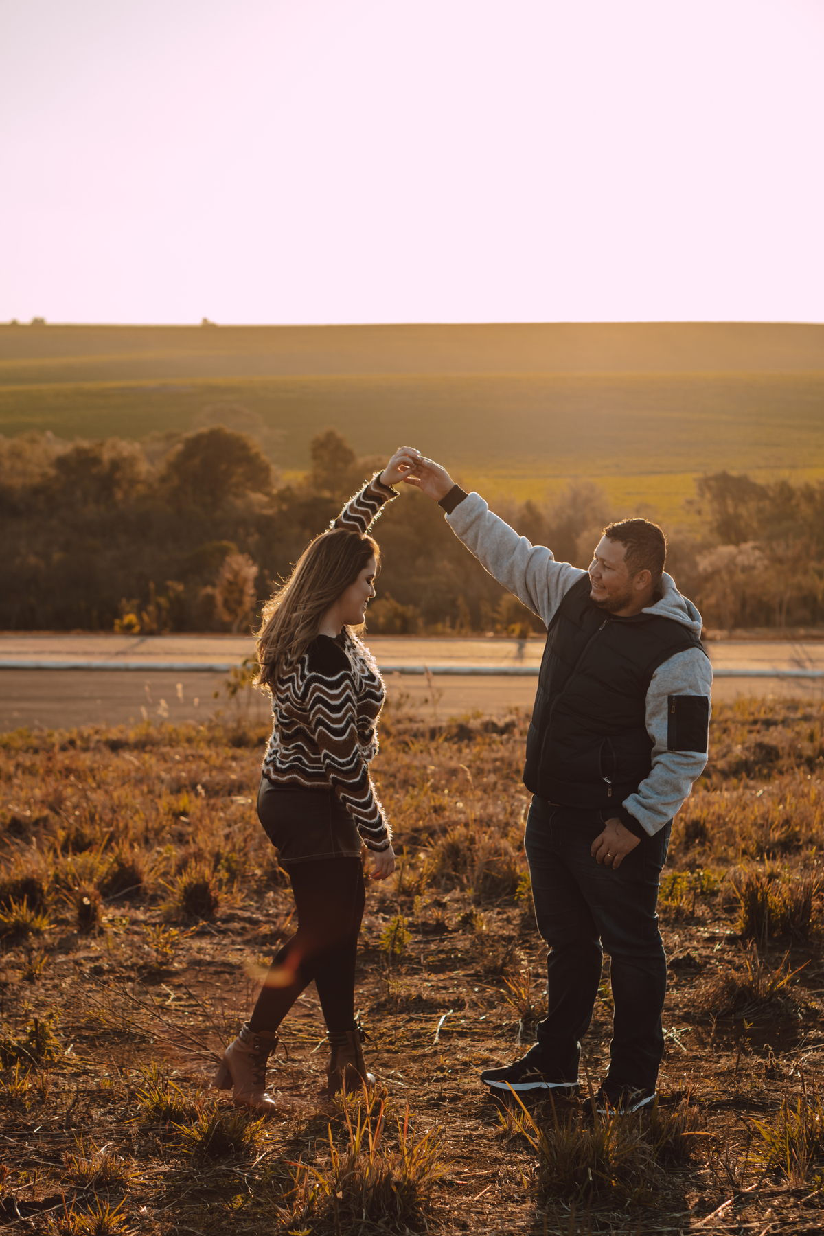 Ensaio de casal feito na natureza