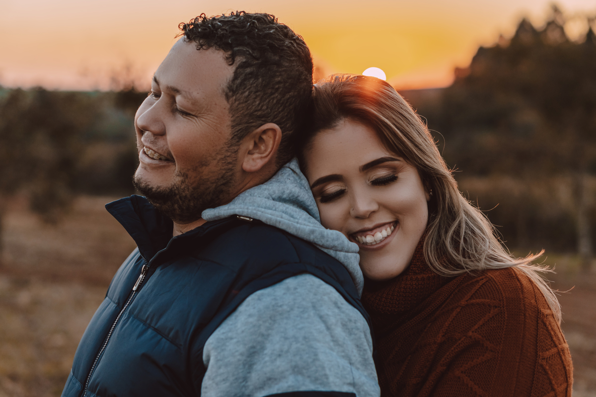 Ensaio de casal feito na natureza