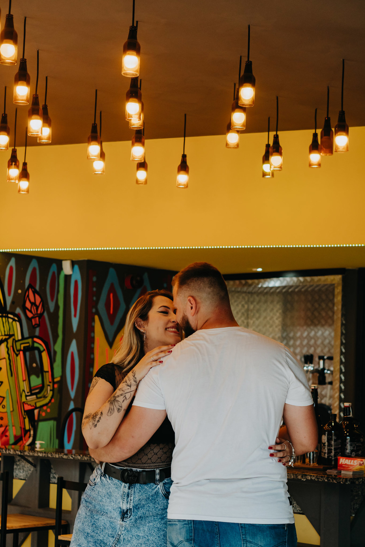 Ensaio casal feito em um bar