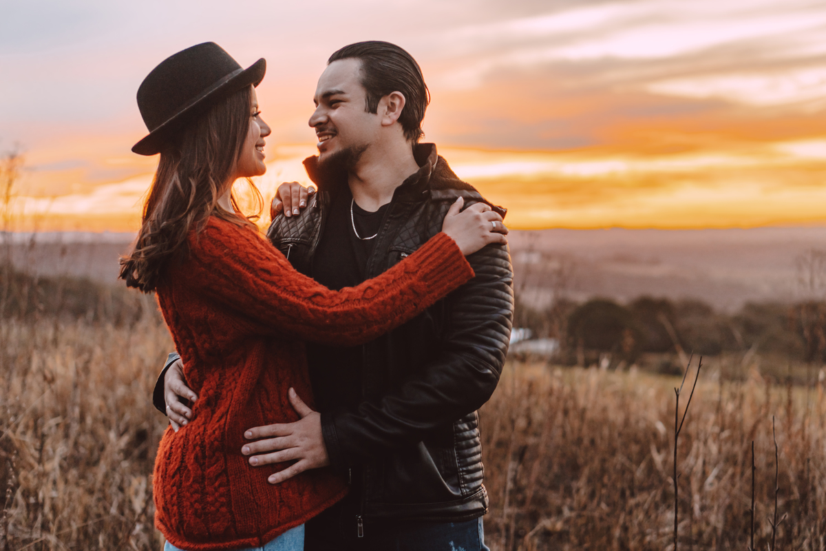 Ensaio de casal feito na natureza