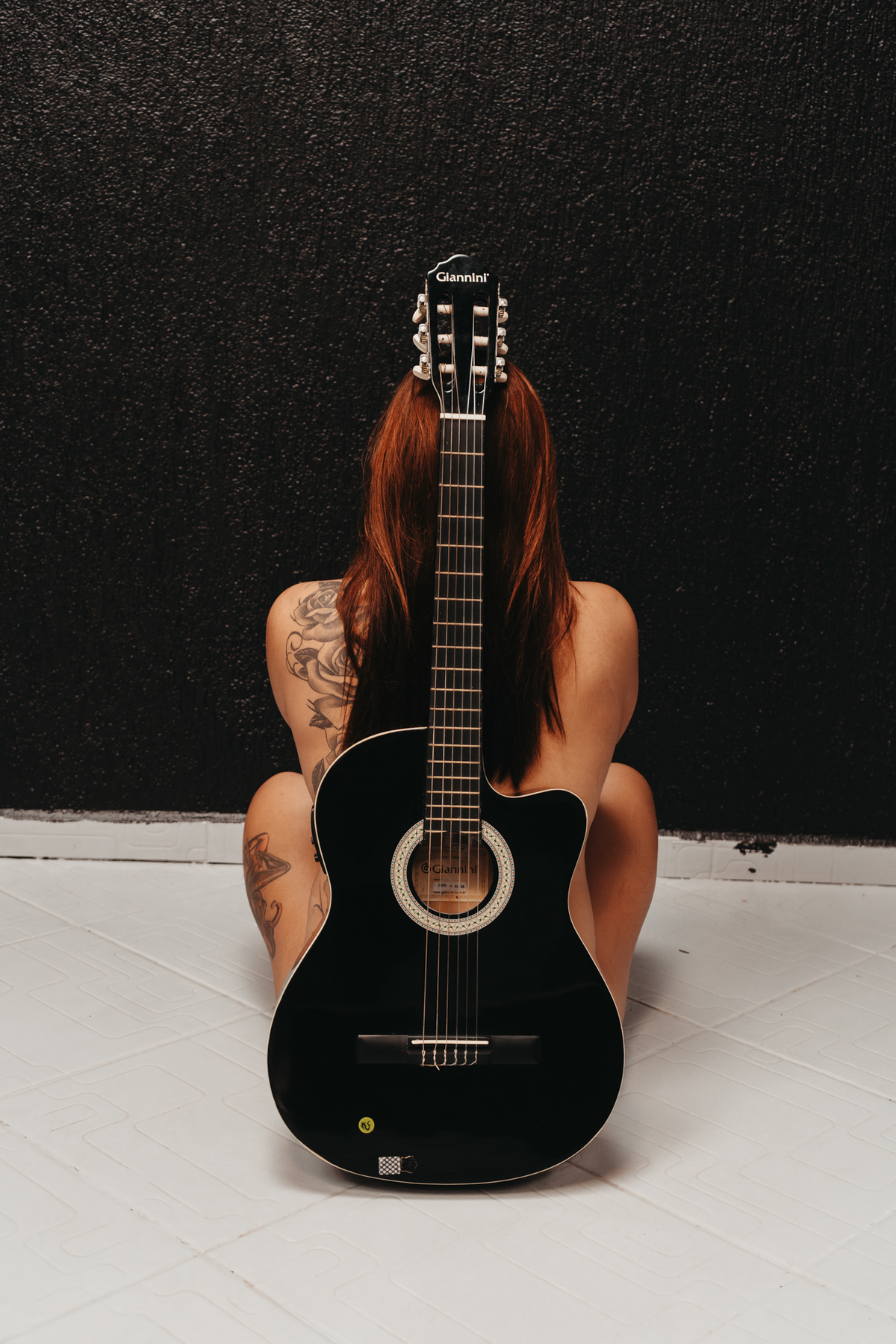 foto feminina nu violão