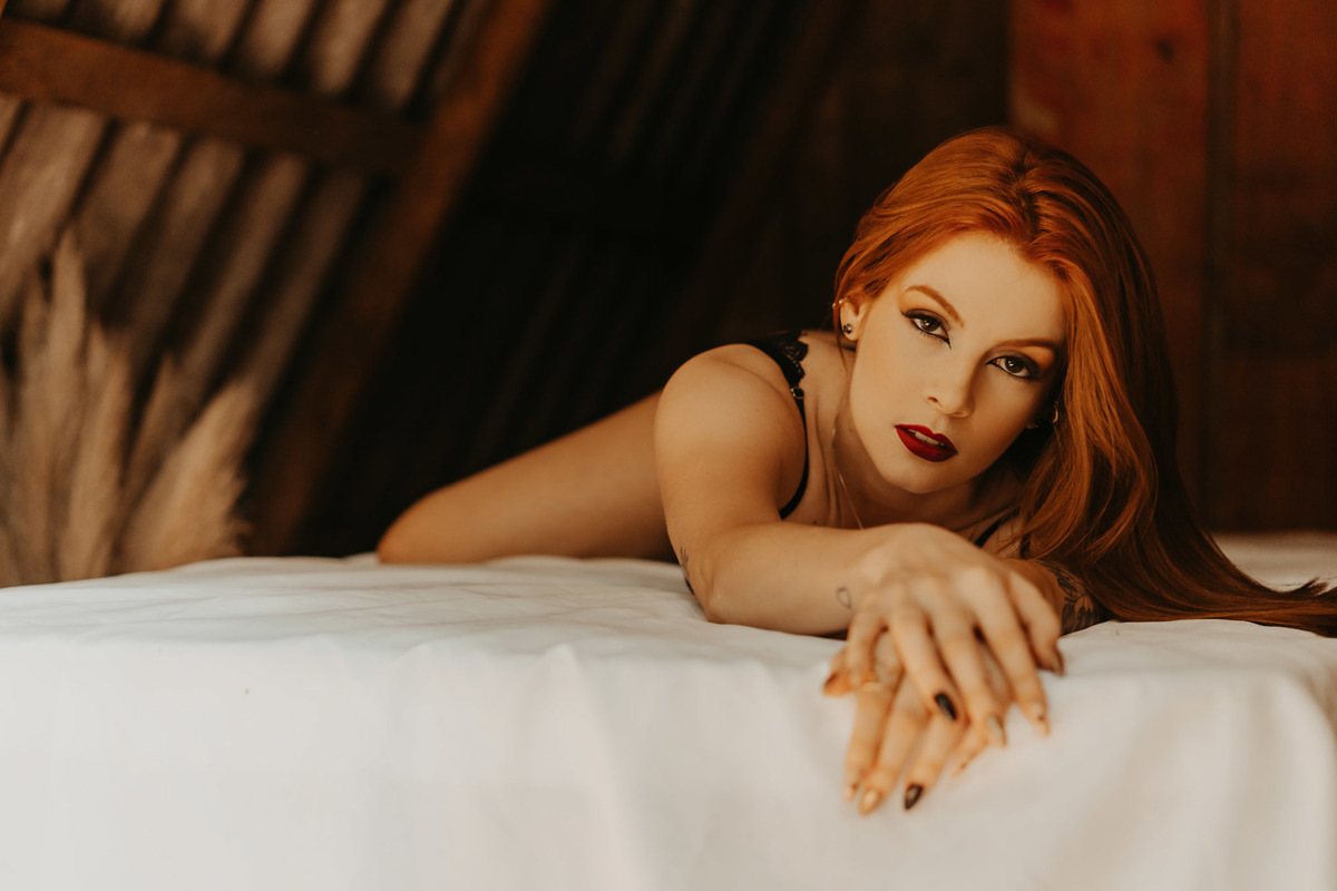 Ensaio feminino sensual em uma caban