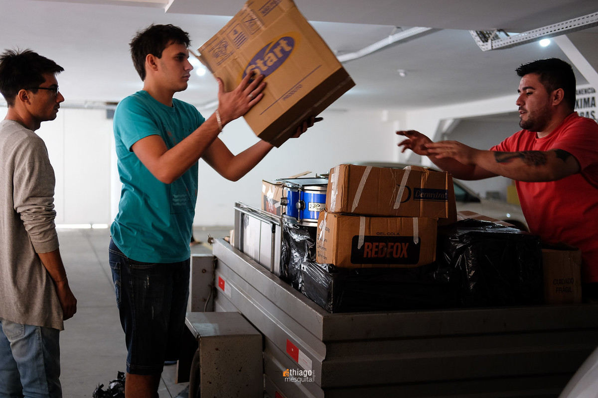 descarregando caixas