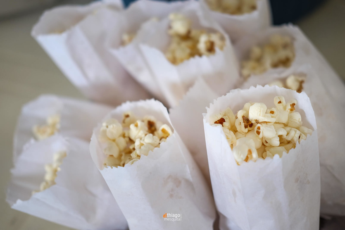pipoca no saquinho de papel branco