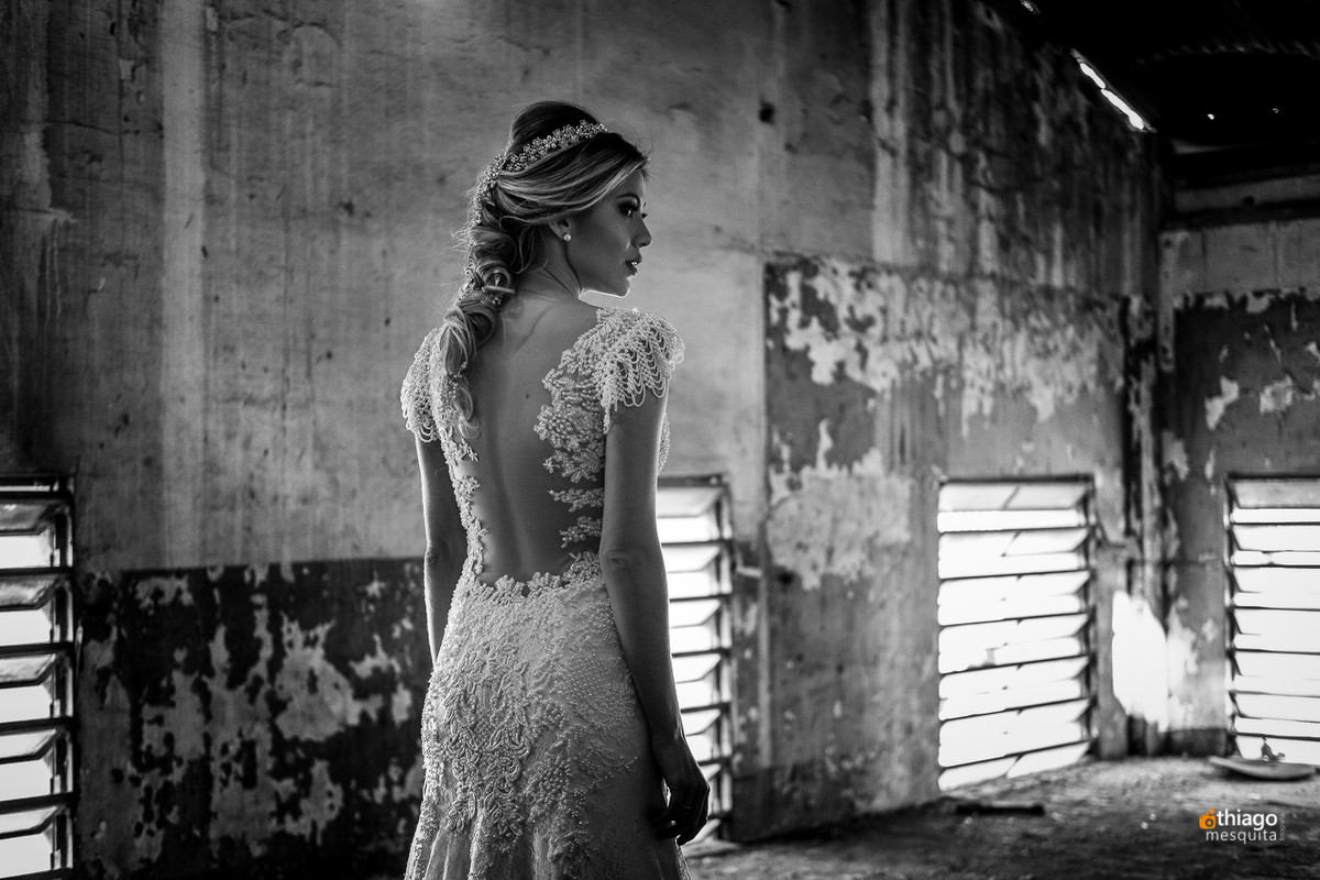 detalhes das costas do vestido de noiva natashaokada luluza atelie