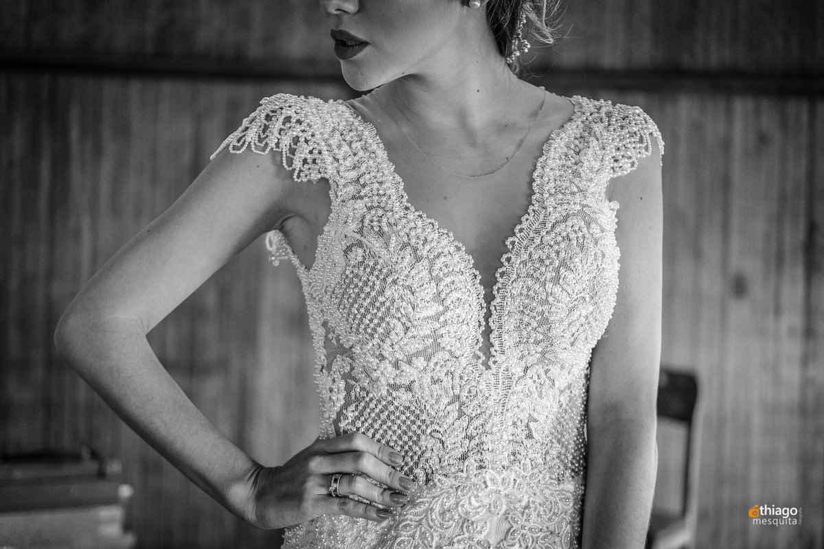 detalhes da frente do vestido de natashaokada luluza atelie