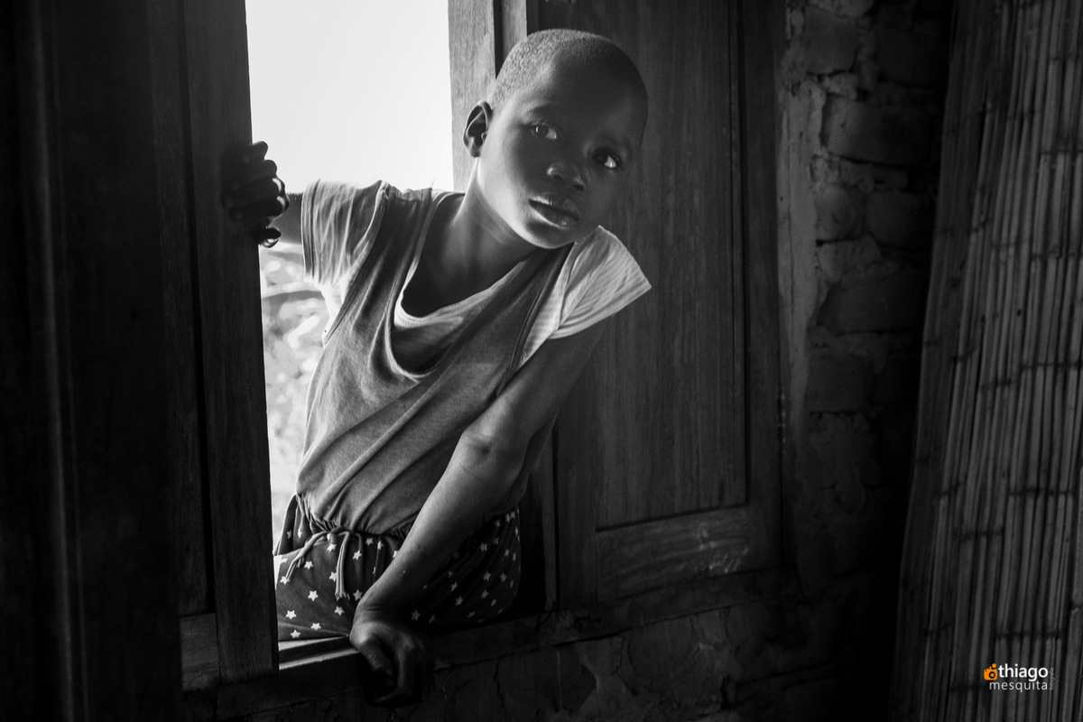 criança na janela