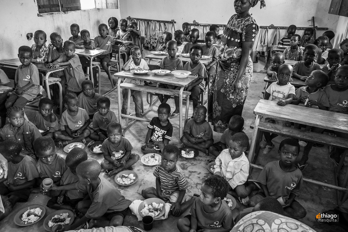 crianças africanas na escola de mutua