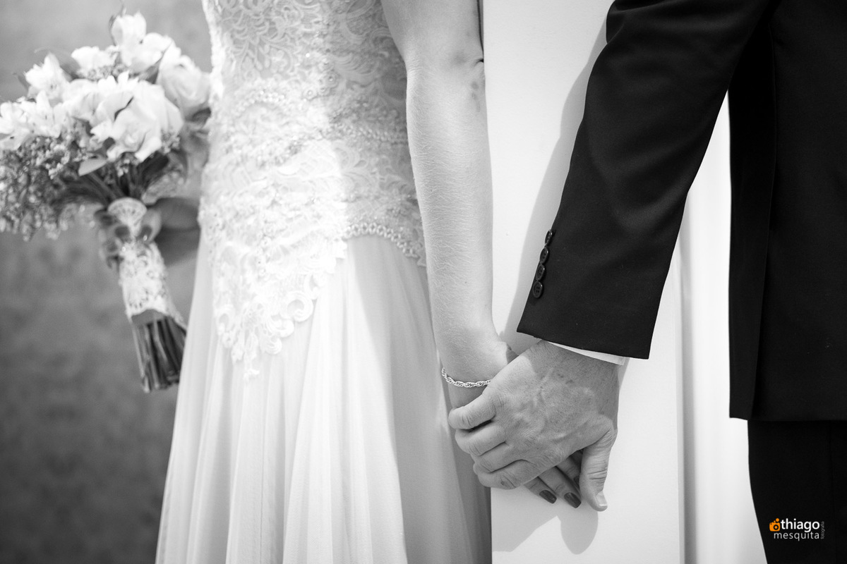 noivos segurando as mãos, Thiago Mesquita