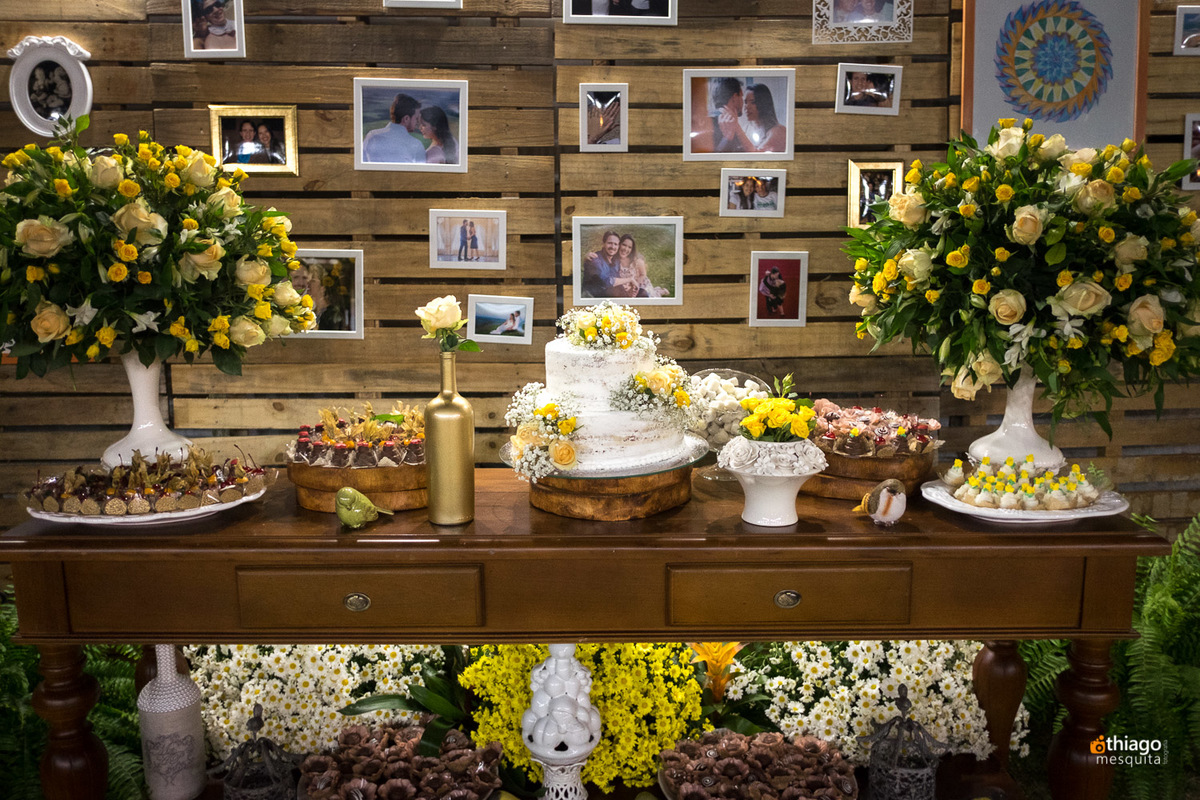 Mesa do bolo criativa e colorida, casamento Ana Paula e Modesto