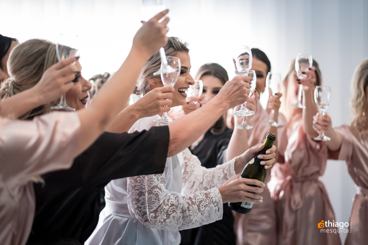 Brinde no making of da noiva Bruna no Studio Juliana Santos, registro do fotografo Thiago Mesquita