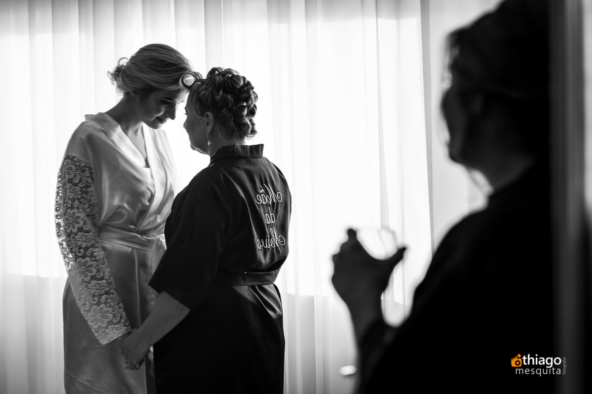 foto preto e branco, momento emotivo da noiva com a mãe, Thiago Mesquita 