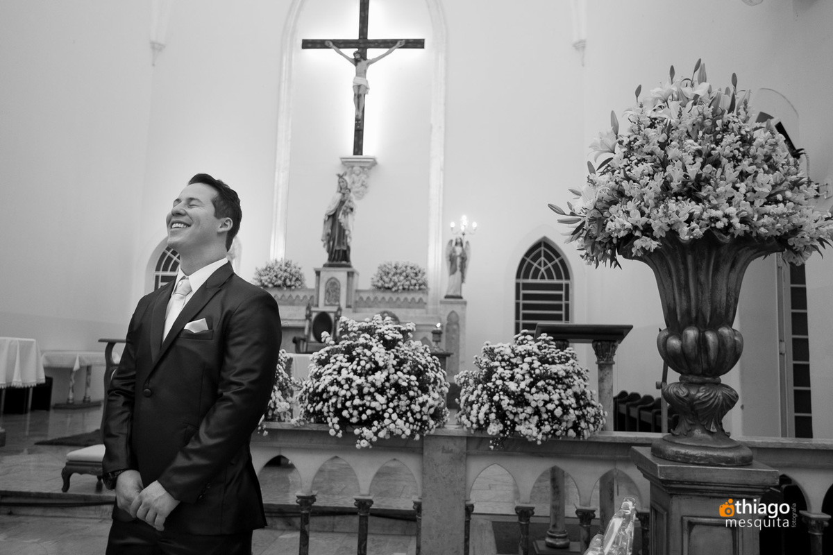 emoção do noivo na cerimônia, aguardando entrada da noiva Bruna, Thiago Mesquita