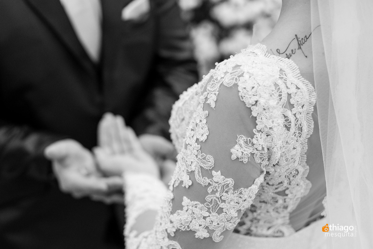 Troca de alianças na cerimônia de casamento de Bruna e Grecco em Frutal, Thiago Mesquita