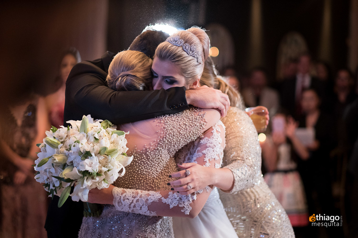 abraço familiar no festa de casamento de Bruna e Grecco em Frutal