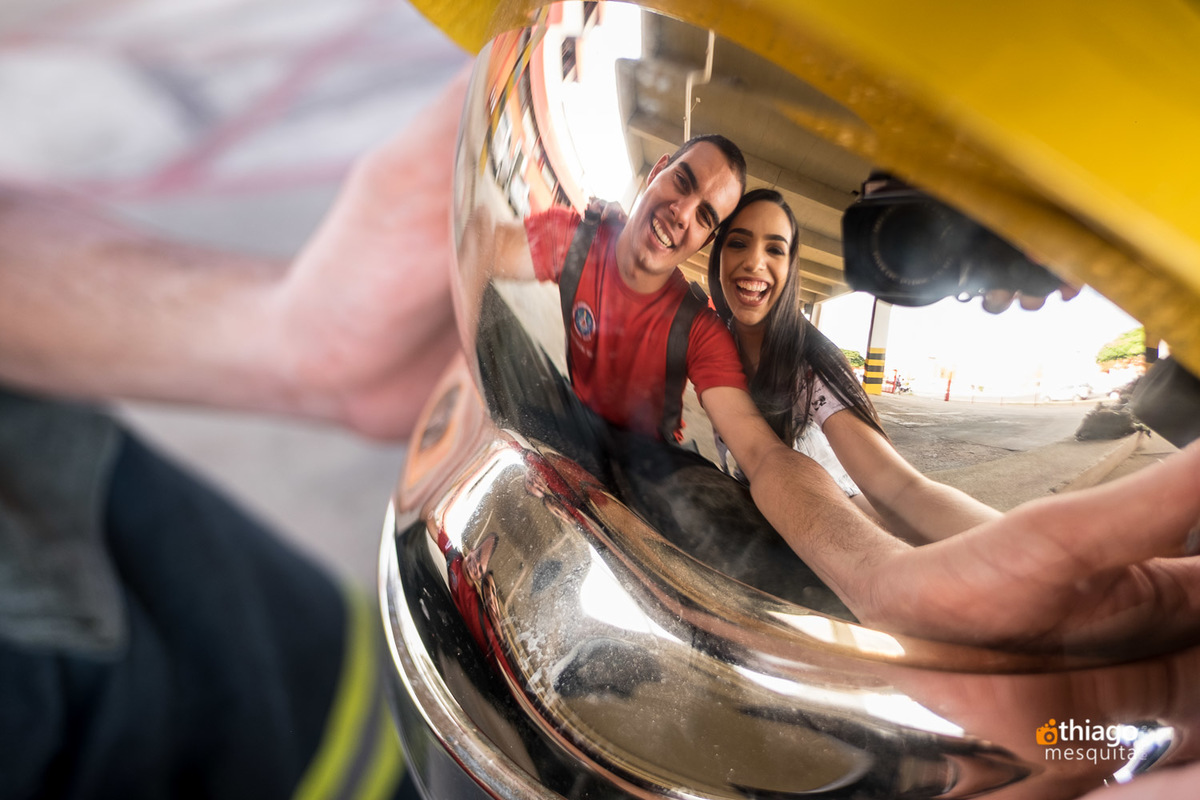 Reflexo de casal no capacete de bombeiro, Ensaio Externo de PreWedding nos bombeiros de Uberlândia, pelo fotografo Thiago Mesquita