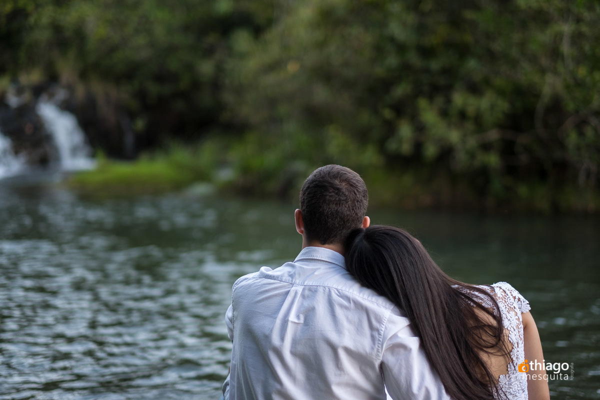 foto em canoa, do casal Izadora e Evertton na Chácara Manancial