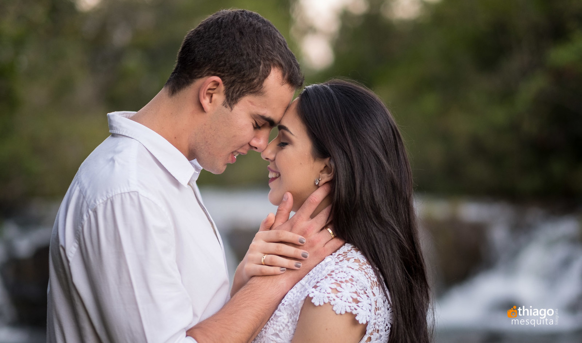 foto em canoa, do casal Izadora e Evertton na Chácara Manancial