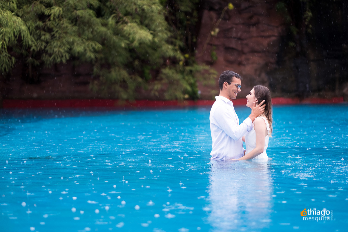 Prewedding dentro da água em Ubatã Thermas Park Hotel, registro pelo fotografo de Uberlândia Thiago Mesquita 