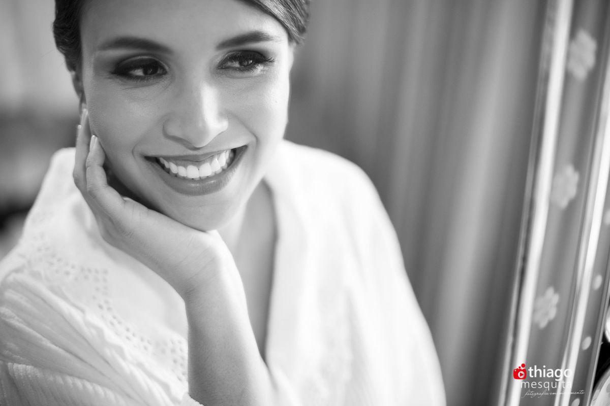 Casamento dos noivos Vanessa e Fabio, Registro em preto e branco de sorrisos e espontaneidade no making of da noiva, pelo fotografo Thiago Mesquita 