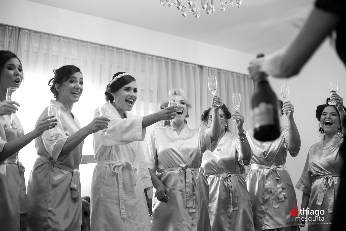 Casamento dos noivos Vanessa e Fabio, Registro de sorrisos e espontaneidade no making of da noiva, pelo fotografo Thiago Mesquita 