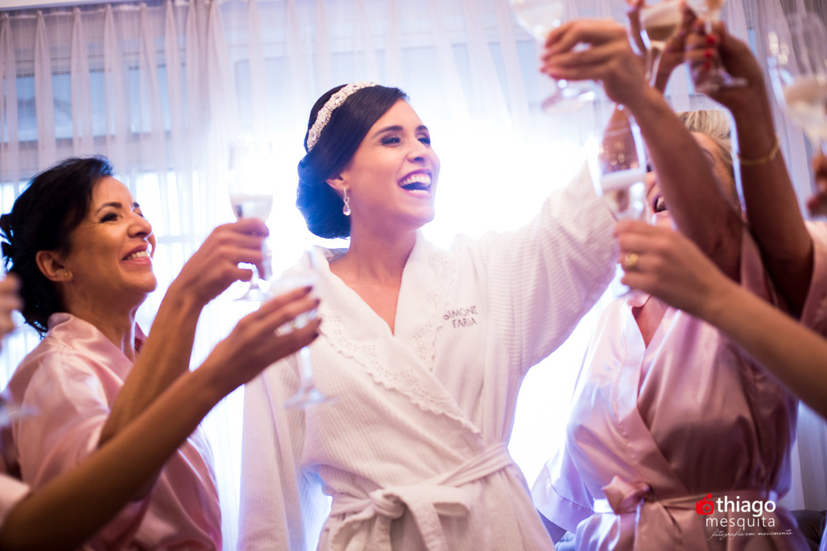 Casamento dos noivos Vanessa e Fabio, Registro de sorrisos e espontaneidade no making of da noiva, pelo fotografo Thiago Mesquita 