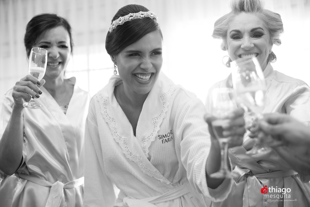 Casamento dos noivos Vanessa e Fabio, Registro em preto e branco de sorrisos e espontaneidade no making of da noiva, pelo fotografo Thiago Mesquita 