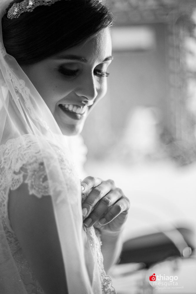 Casamento dos noivos Vanessa e Fabio, Registro em peb de sorrisos e espontaneidade no making of da noiva, pelo fotografo Thiago Mesquita 