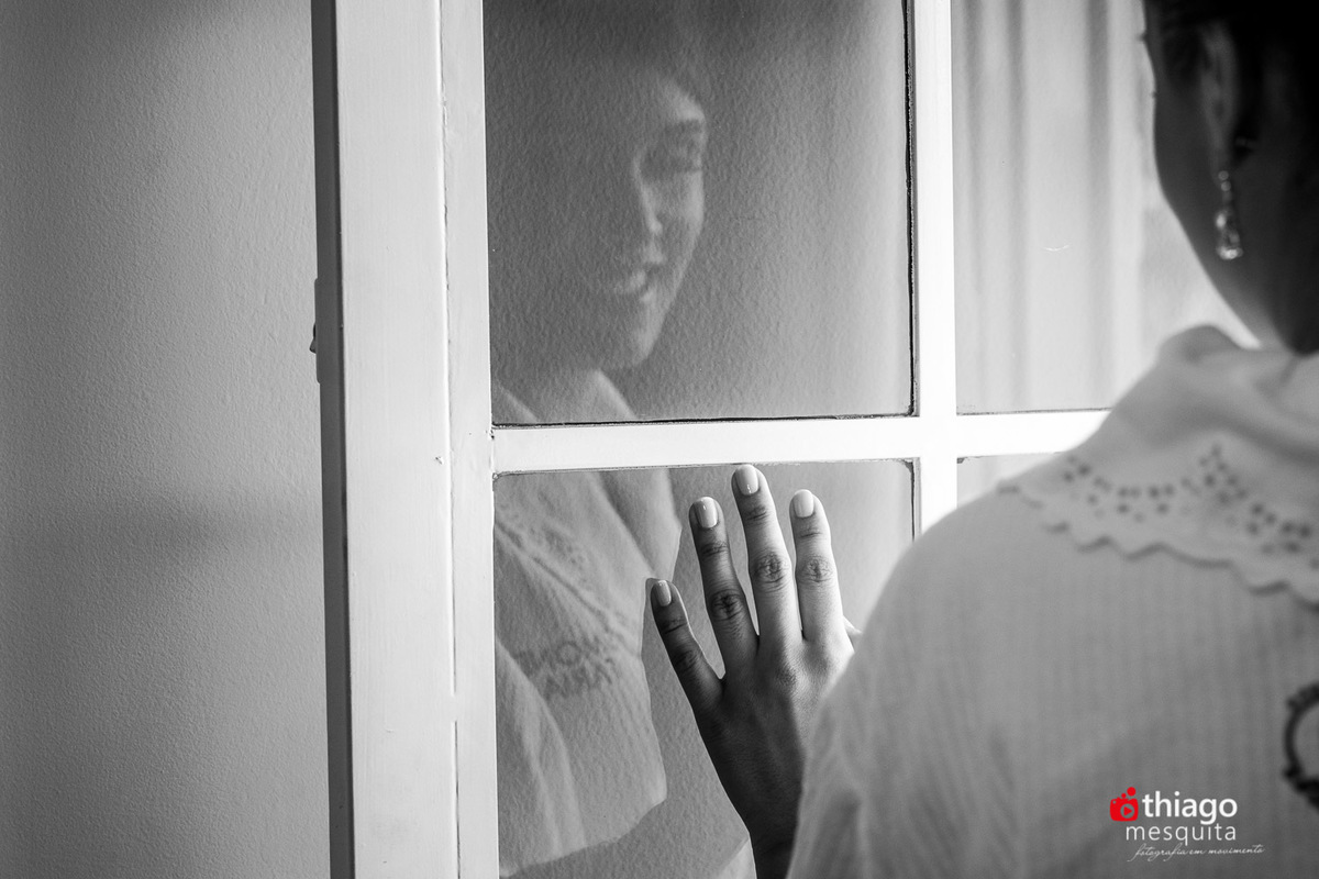 Casamento dos noivos Vanessa e Fabio, Registro em peb de sorrisos e espontaneidade no making of da noiva, pelo fotografo Thiago Mesquita 