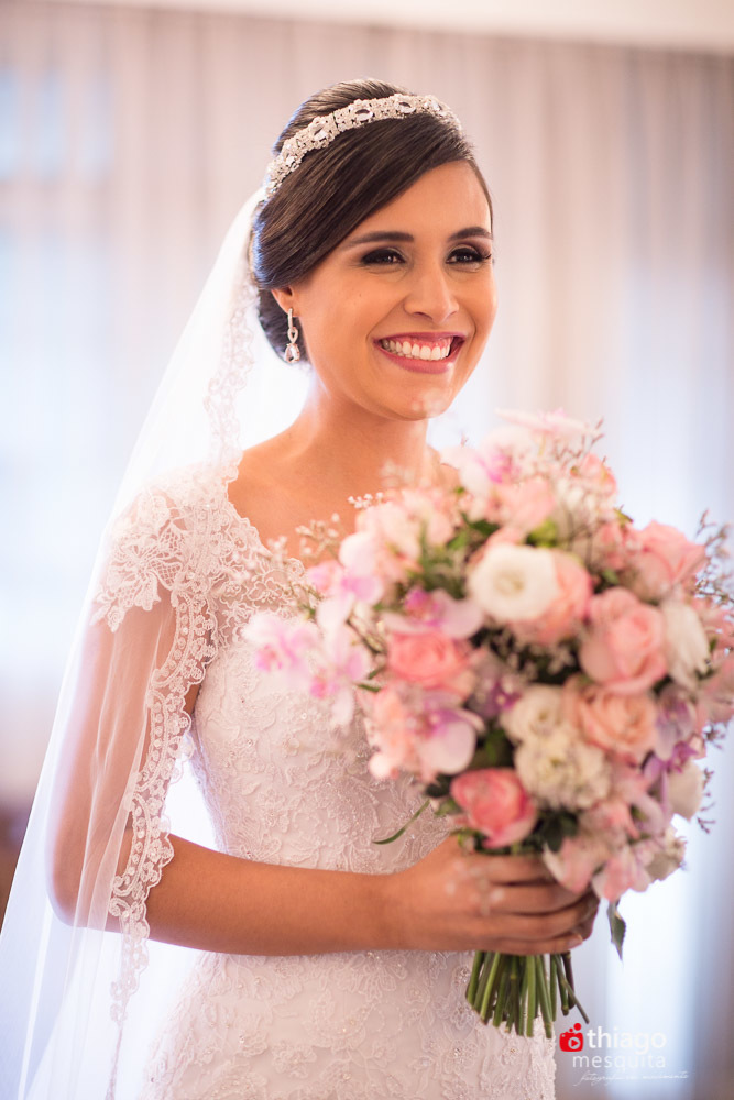 Casamento dos noivos Vanessa e Fabio, Registro de sorrisos e espontaneidade no making of da noiva, pelo fotografo Thiago Mesquita 