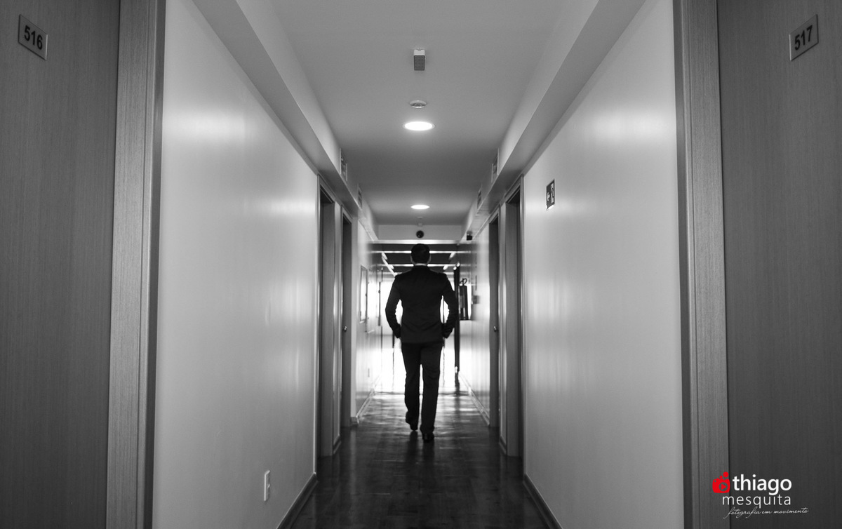 Casamento dos noivos Vanessa e Fabio, Registro em peb de sorrisos e espontaneidade no making of do noivo,  pelo fotografo Thiago Mesquita 