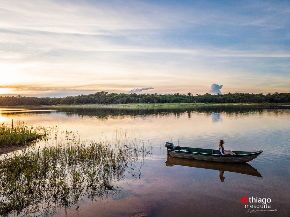 Fotos no bote dentro da lagoa no Book da Larissa , registrado na fazenda da Familia em Baeté, pelo fotografo Thiago Mesquita