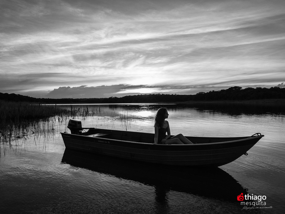 Fotos no bote dentro da lagoa no Book da Larissa , registrado na fazenda da Familia em Baeté, pelo fotografo Thiago Mesquita