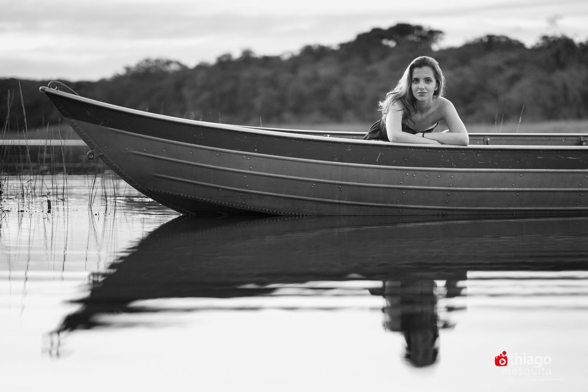 Fotos no bote dentro da lagoa no Book da Larissa , registrado na fazenda da Familia em Baeté, pelo fotografo Thiago Mesquita