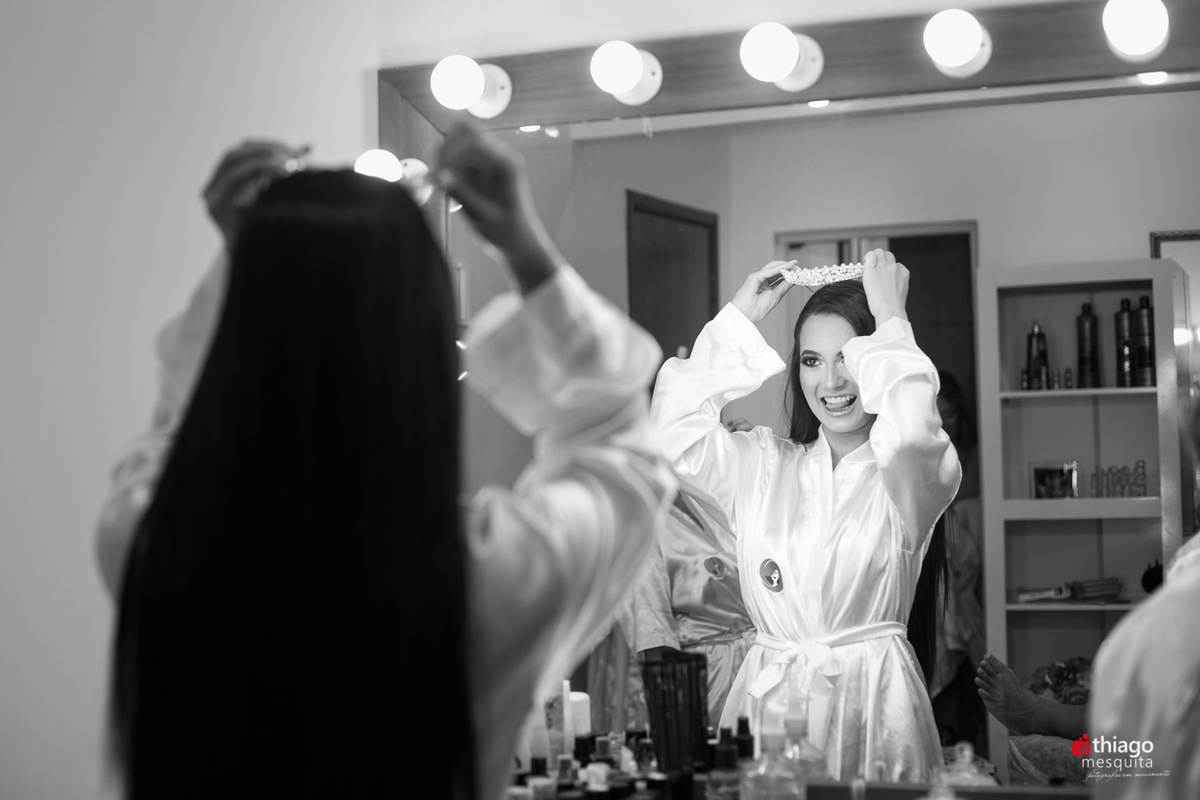 yara colocando a coroa da noiva
