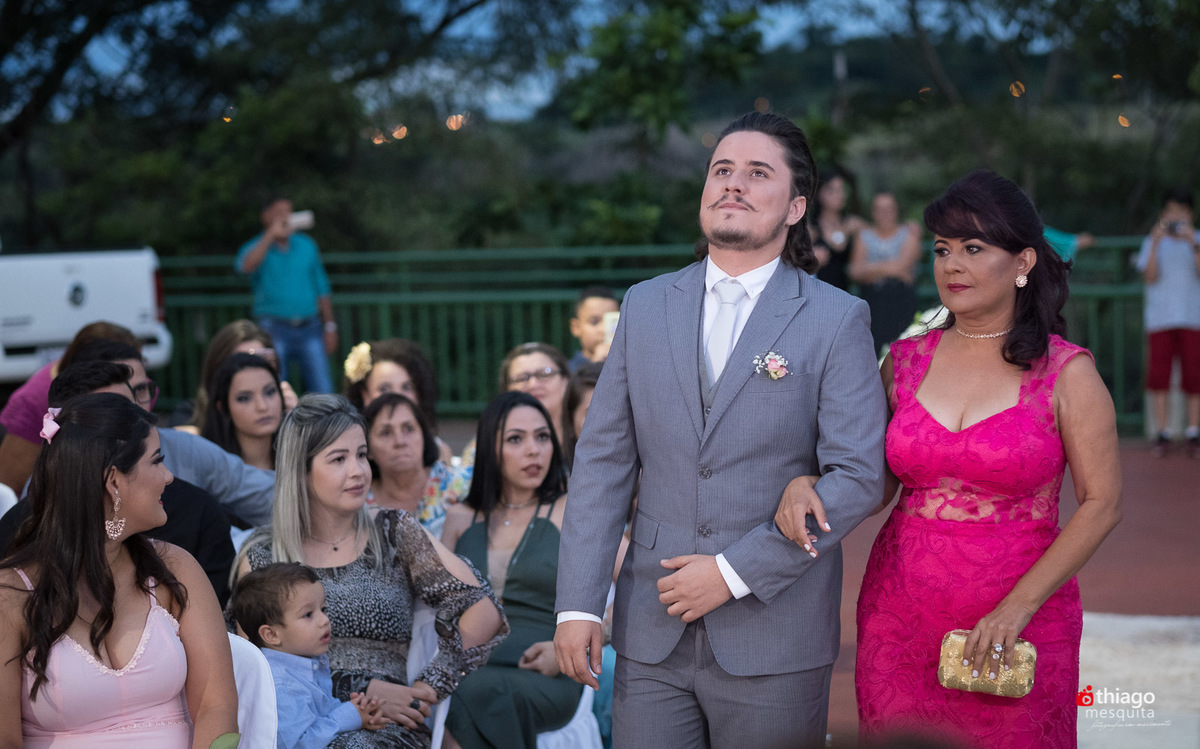 Thiago Mesquita fotografia fazendo a cobertura do casamento de Yara e Silvinho, baterista da dupla Henrique e Juliano, em Itumbiara Goiás. Cerimônia no Palácio das Águas