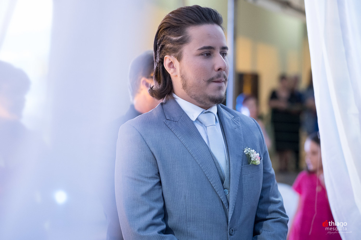 Thiago Mesquita fotografia fazendo a cobertura do casamento de Yara e Silvinho, baterista da dupla Henrique e Juliano, em Itumbiara Goiás. Cerimônia no Palácio das Águas