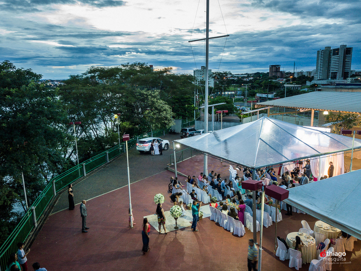 Thiago Mesquita fotografia fazendo a cobertura do casamento de Yara e Silvinho, baterista da dupla Henrique e Juliano, em Itumbiara Goiás. Cerimônia no Palácio das Águas. Foto de Drone DJI Mavic Pro, por do sol