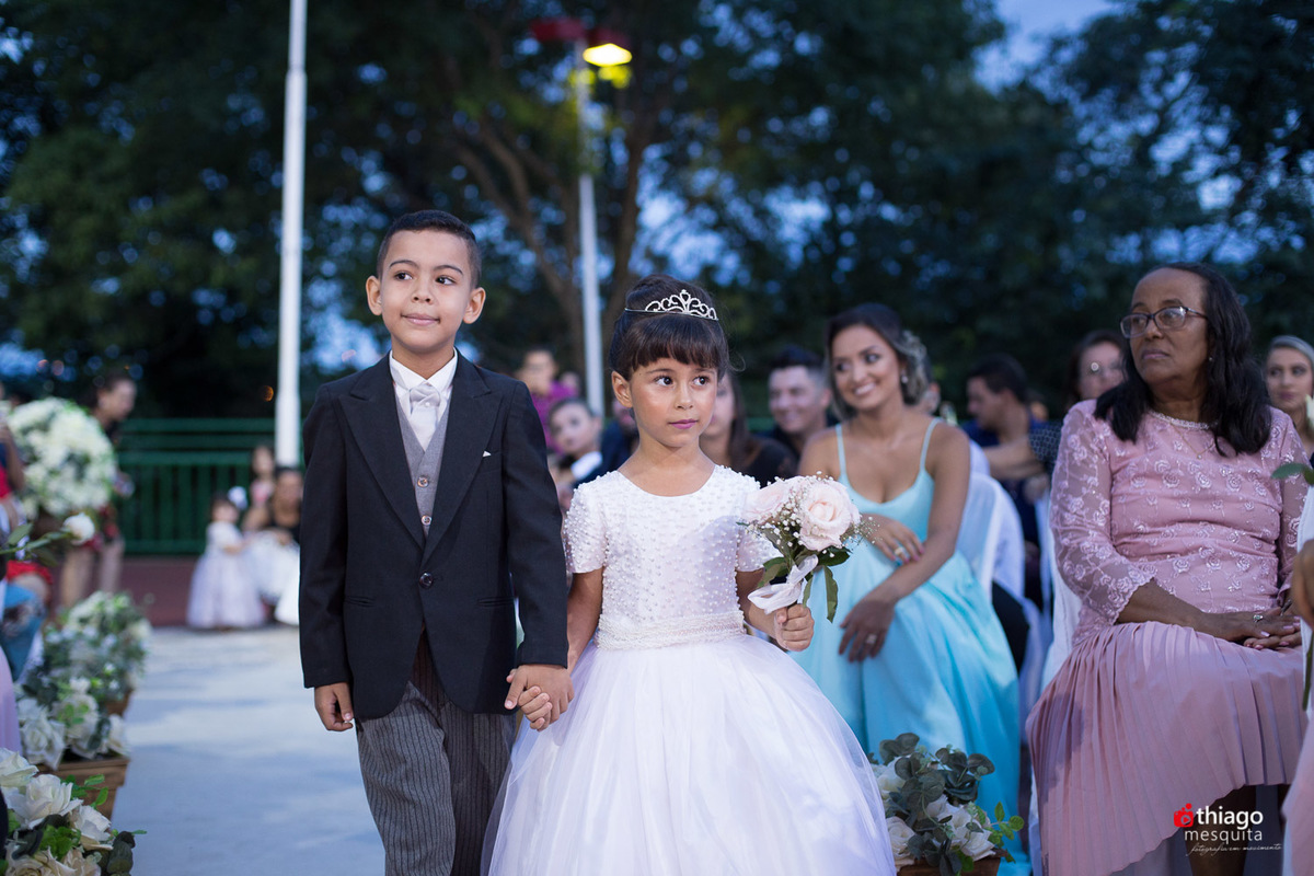 Thiago Mesquita fotografia fazendo a cobertura do casamento de Yara e Silvinho, baterista da dupla Henrique e Juliano, em Itumbiara Goiás. Cerimônia no Palácio das Águas
