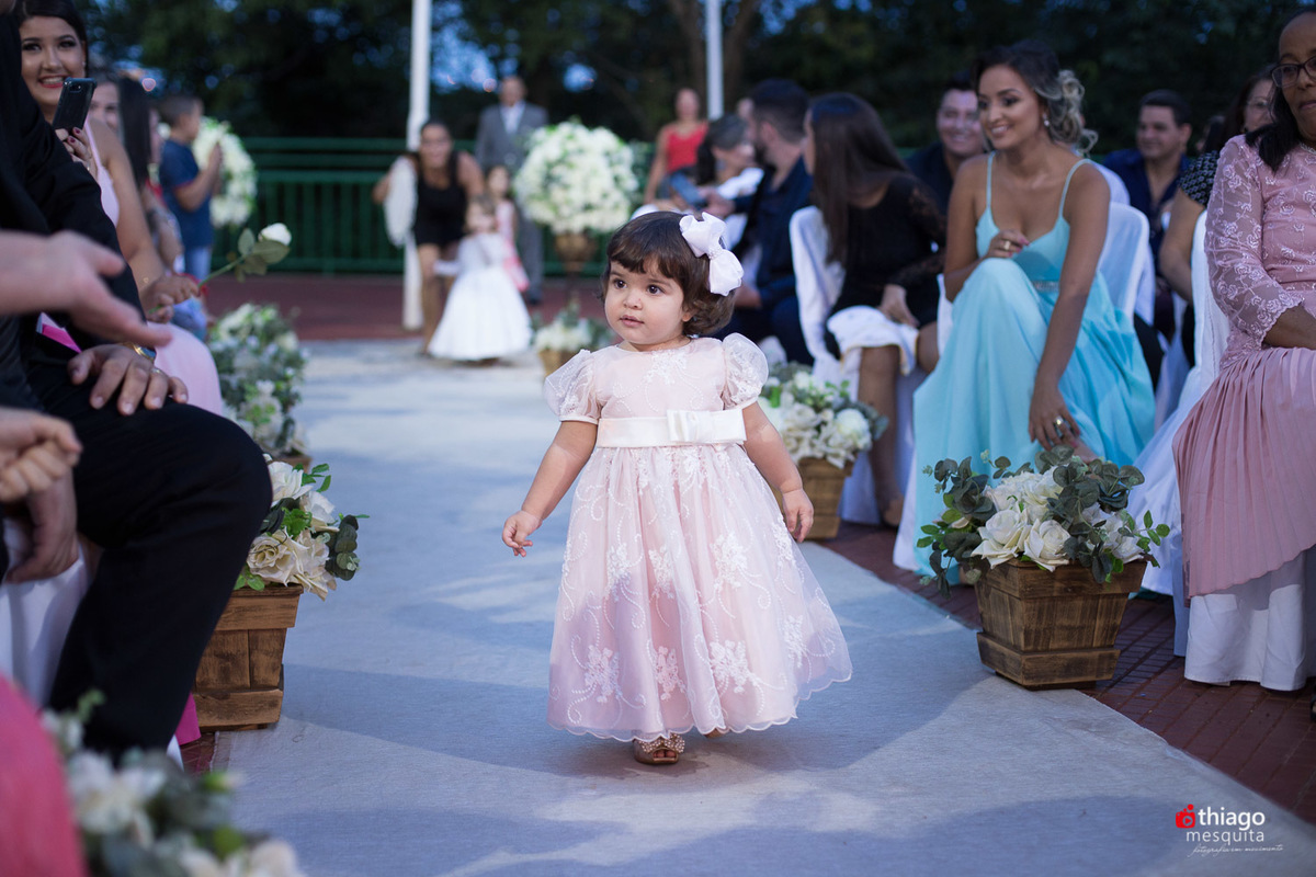 Thiago Mesquita fotografia fazendo a cobertura do casamento de Yara e Silvinho, baterista da dupla Henrique e Juliano, em Itumbiara Goiás. Cerimônia no Palácio das Águas