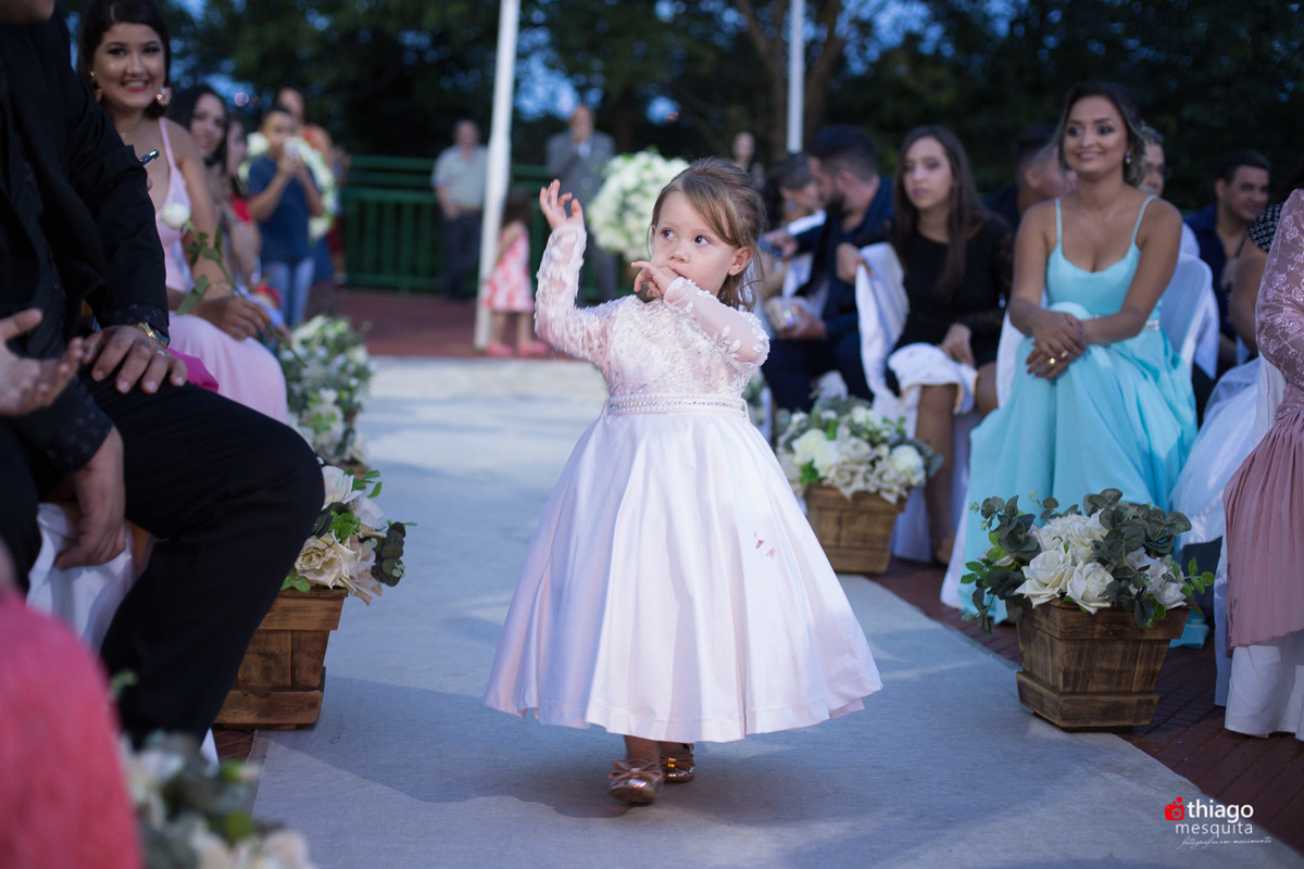 Thiago Mesquita fotografia fazendo a cobertura do casamento de Yara e Silvinho, baterista da dupla Henrique e Juliano, em Itumbiara Goiás. Cerimônia no Palácio das Águas