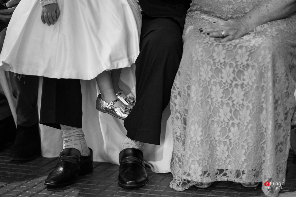 sapato de daminha. Thiago Mesquita fotografia fazendo a cobertura do casamento de Yara e Silvinho, baterista da dupla Henrique e Juliano, em Itumbiara Goiás. Cerimônia no Palácio das Águas