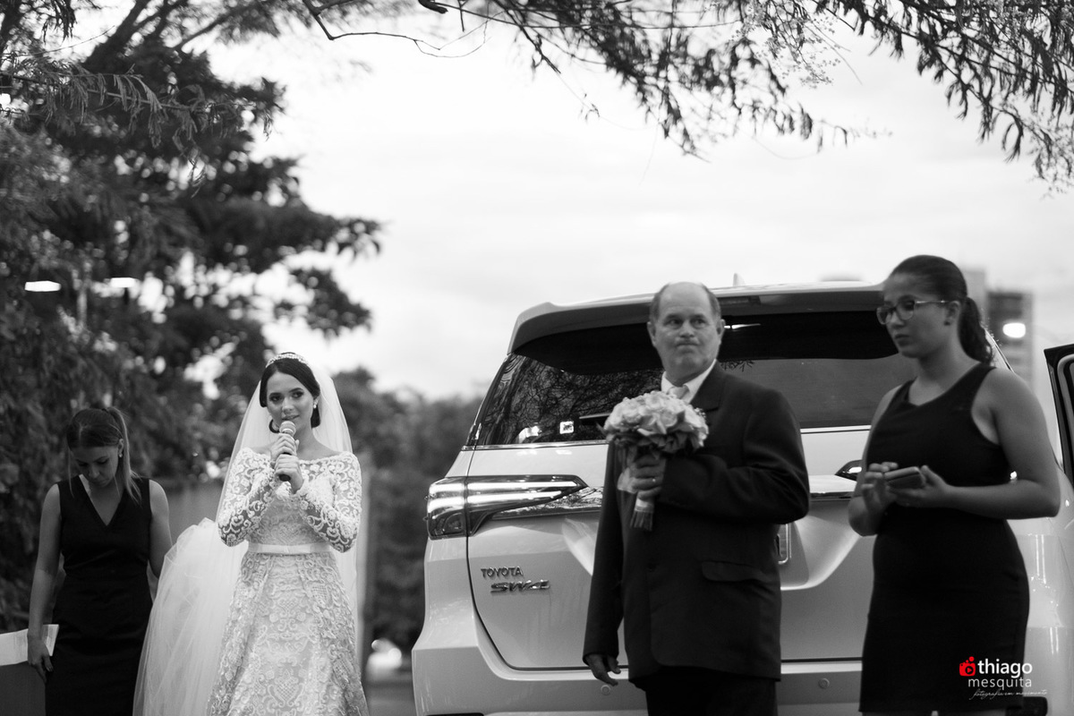 Thiago Mesquita fotografia fazendo a cobertura do casamento de Yara e Silvinho, baterista da dupla Henrique e Juliano, em Itumbiara Goiás. Cerimônia no Palácio das Águas