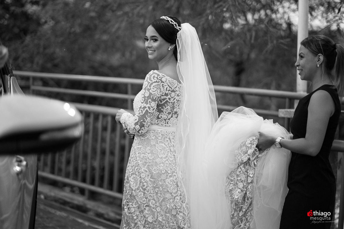 Thiago Mesquita fotografia fazendo a cobertura do casamento de Yara e Silvinho, baterista da dupla Henrique e Juliano, em Itumbiara Goiás. Cerimônia no Palácio das Águas