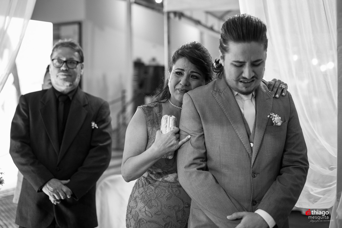 Thiago Mesquita fotografia fazendo a cobertura do casamento de Yara e Silvinho, baterista da dupla Henrique e Juliano, em Itumbiara Goiás. Cerimônia no Palácio das Águas
