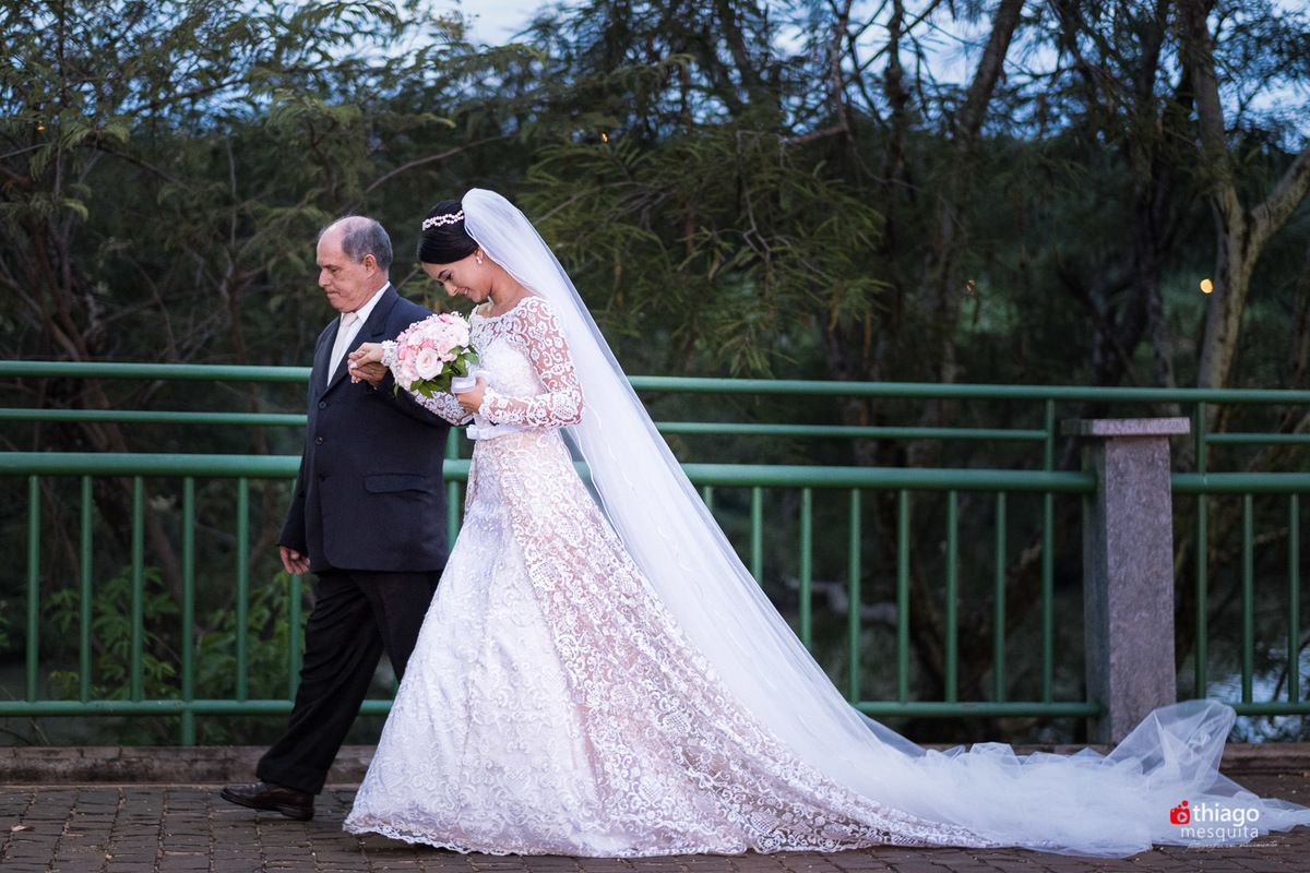Thiago Mesquita fotografia fazendo a cobertura do casamento de Yara e Silvinho, baterista da dupla Henrique e Juliano, em Itumbiara Goiás. Cerimônia no Palácio das Águas