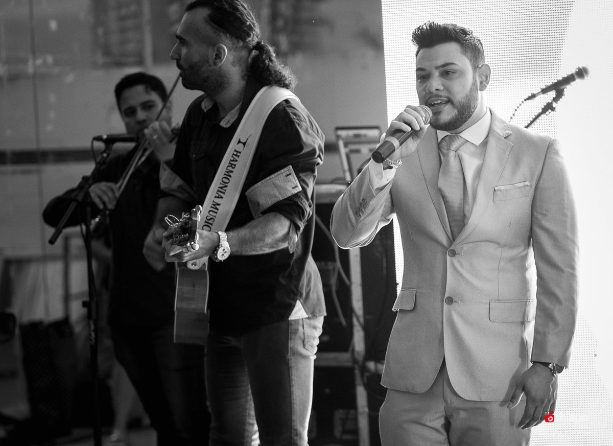 Fred, da dulpa Fred e Gustavo, cantando no casamento do cunhado Silvio e Yara, baterista da dupla Henrique e Juliano