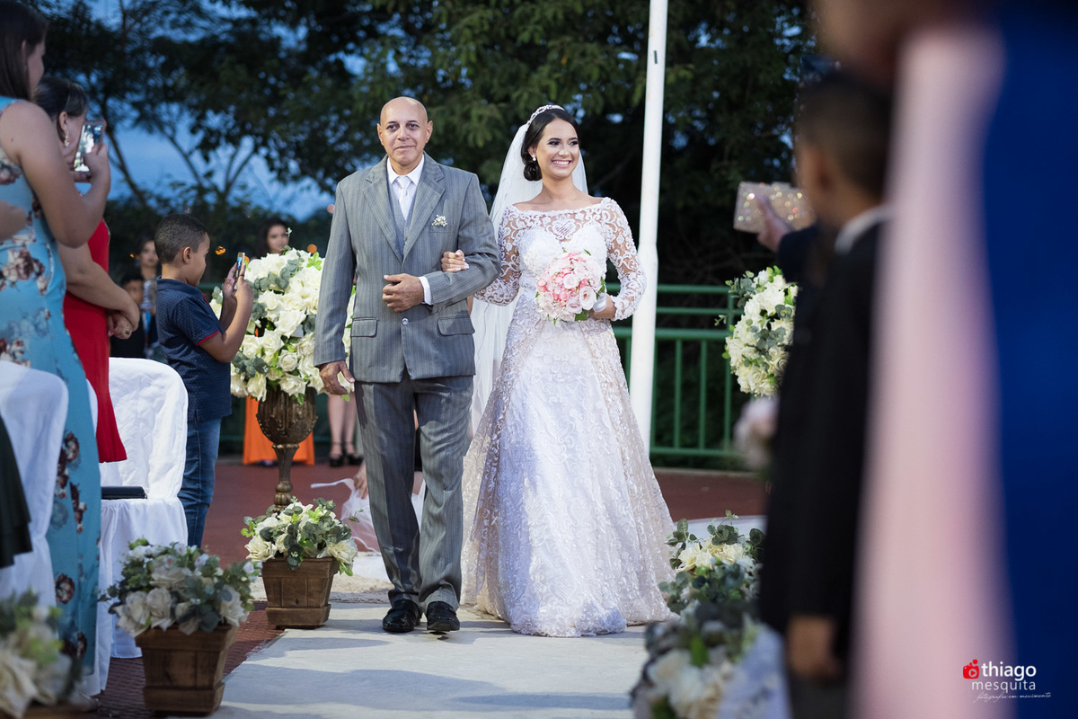 Thiago Mesquita fotografia fazendo a cobertura do casamento de Yara e Silvinho, baterista da dupla Henrique e Juliano, em Itumbiara Goiás. Cerimônia no Palácio das Águas