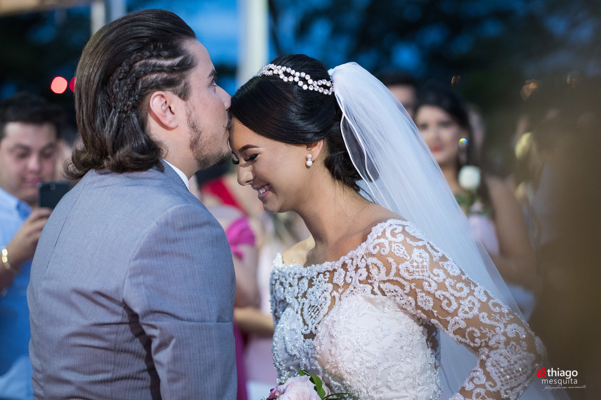 Thiago Mesquita fotografia fazendo a cobertura do casamento de Yara e Silvinho, baterista da dupla Henrique e Juliano, em Itumbiara Goiás. Cerimônia no Palácio das Águas